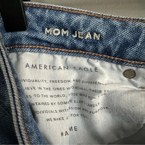 American Eagle Women's Distressed Mom Jean‎ Light/Medium Wash. Size 4 Reg - Picture 7 of 8